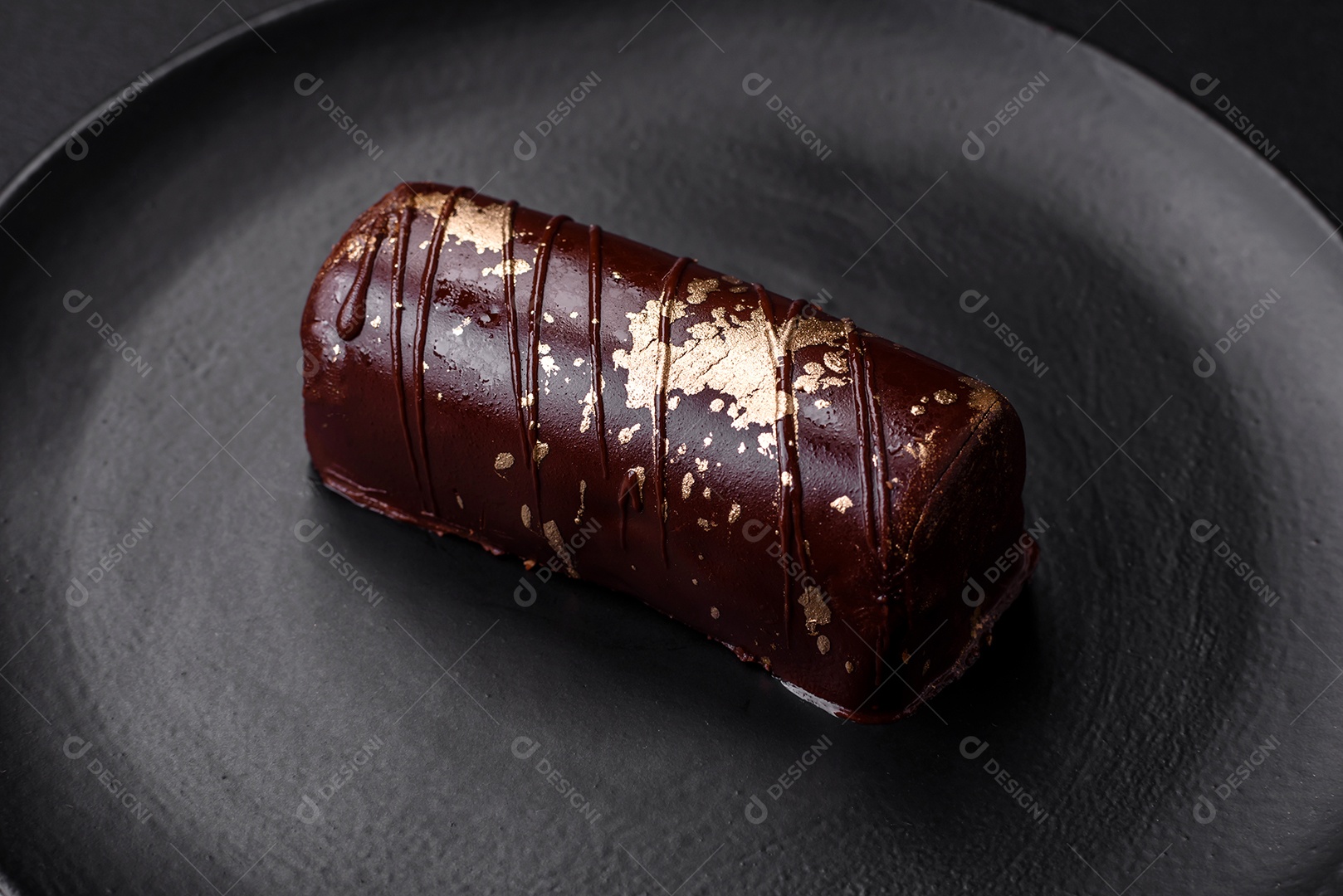 Delicioso queijo doce com calda coberta com chocolate e nozes em uma placa de cerâmica sobre um fundo escuro de concreto