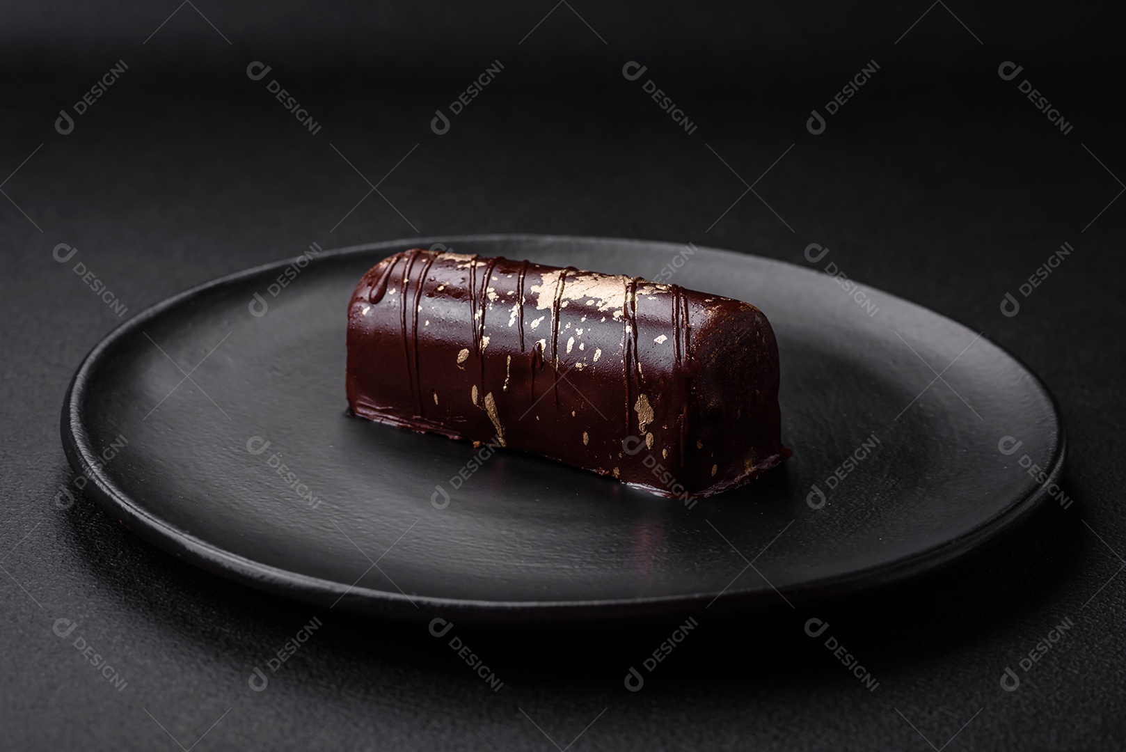 Delicioso queijo doce com calda coberta com chocolate e nozes em uma placa de cerâmica sobre um fundo escuro de concreto