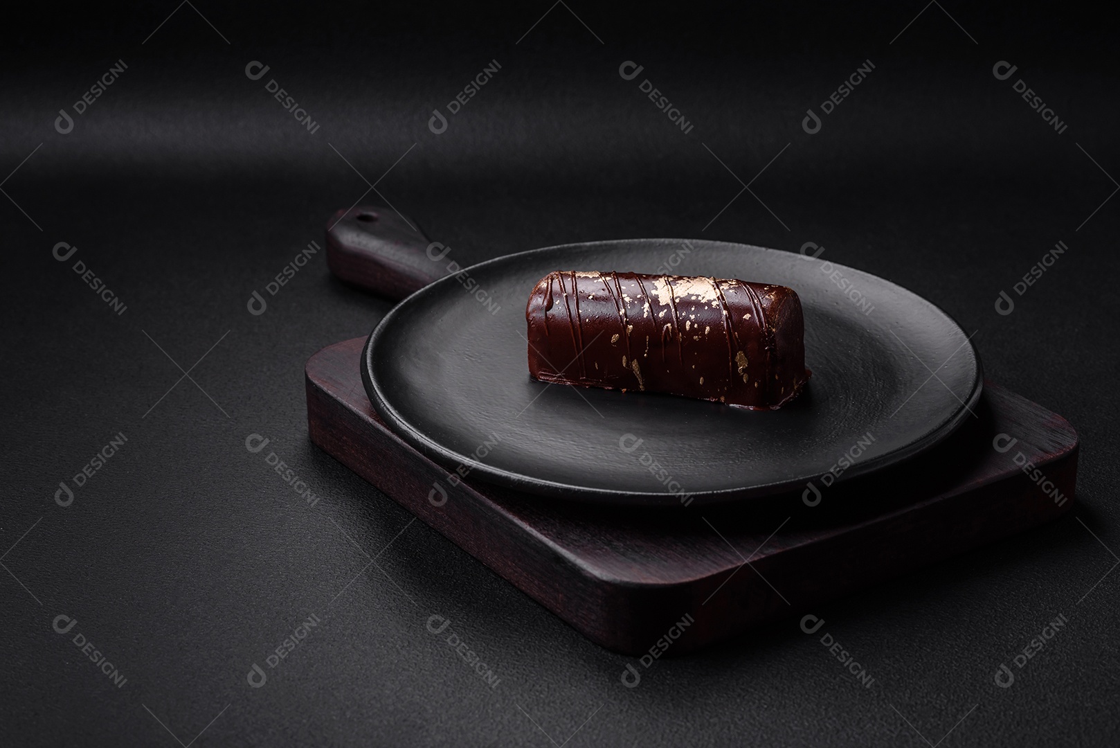 Delicioso queijo doce com calda coberta com chocolate e nozes em uma placa de cerâmica sobre um fundo escuro de concreto