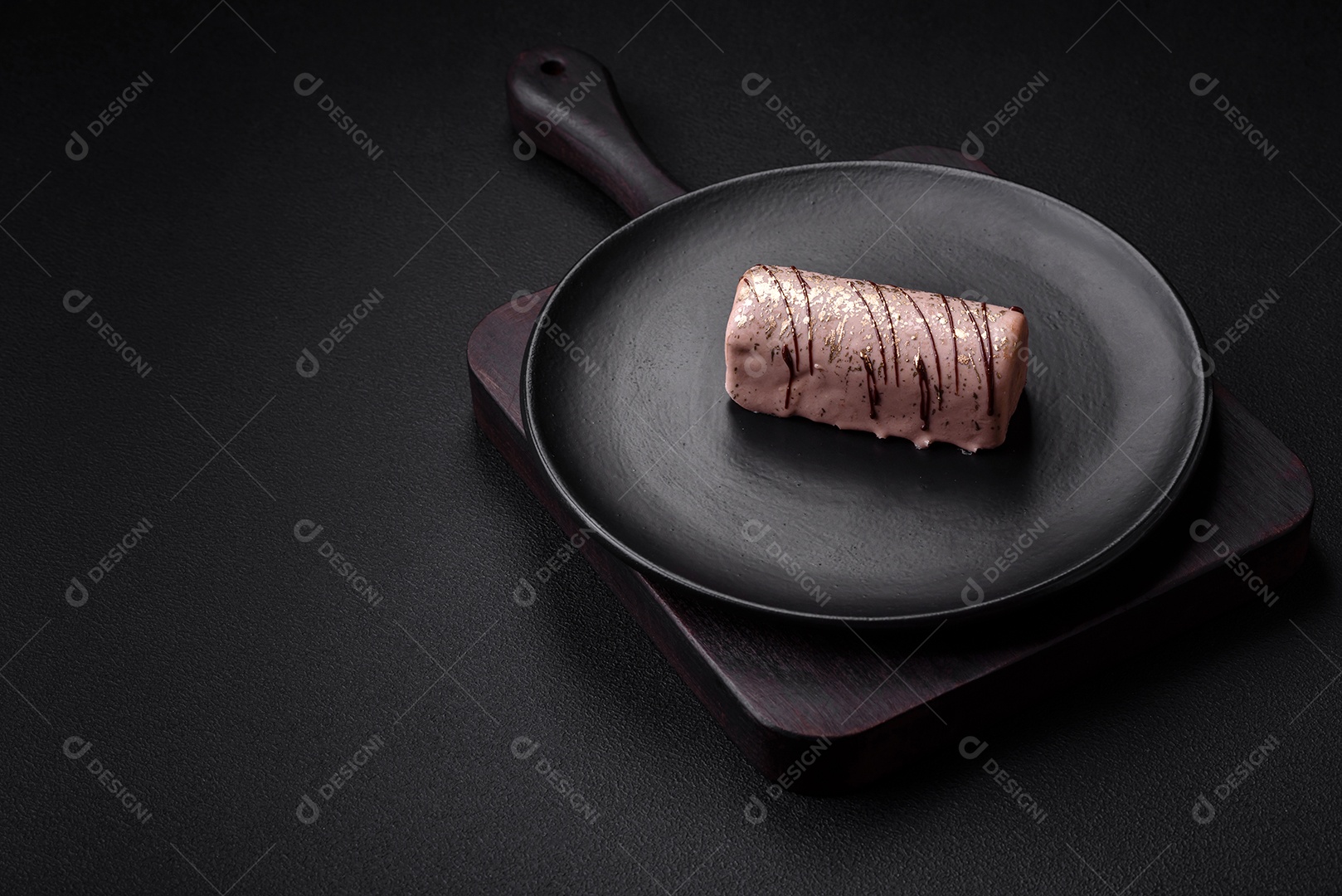 Delicioso queijo doce com calda coberta com chocolate e nozes em uma placa de cerâmica sobre um fundo escuro de concreto