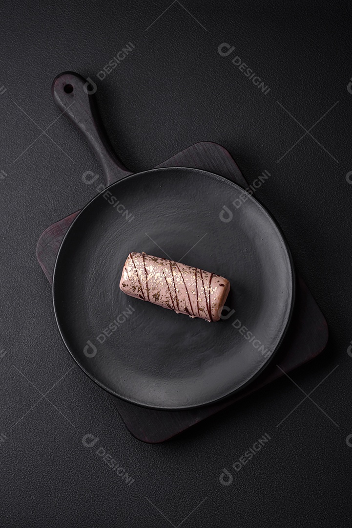 Delicioso queijo doce com calda coberta com chocolate e nozes em uma placa de cerâmica sobre um fundo escuro de concreto