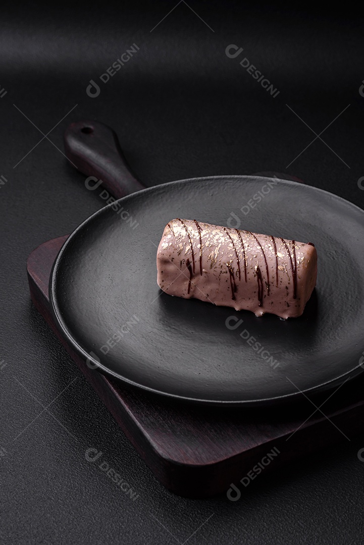 Delicioso queijo doce com calda coberta com chocolate e nozes em uma placa de cerâmica sobre um fundo escuro de concreto