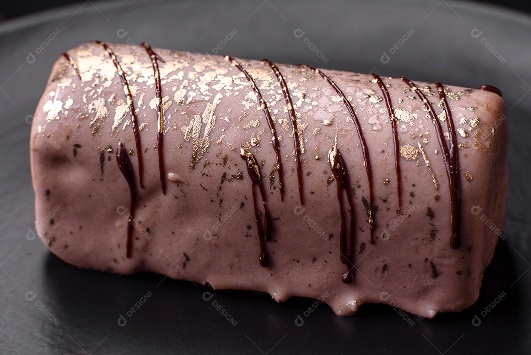 Delicioso queijo doce com calda coberta com chocolate e nozes em uma placa de cerâmica sobre um fundo escuro de concreto