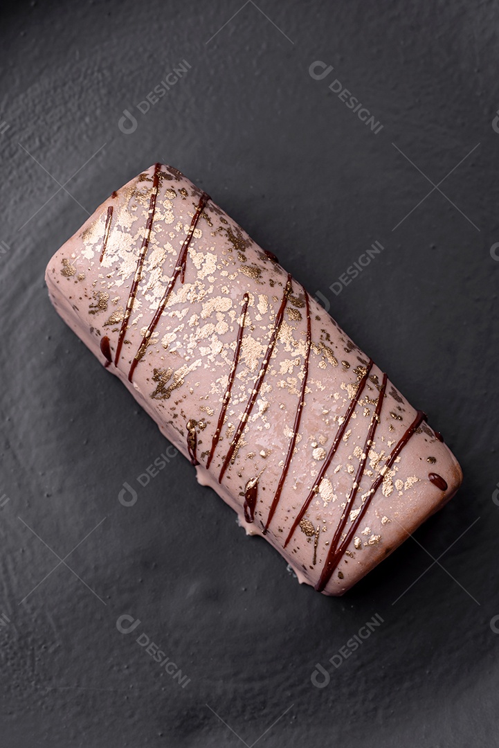 Delicioso queijo doce com calda coberta com chocolate e nozes em uma placa de cerâmica sobre um fundo escuro de concreto