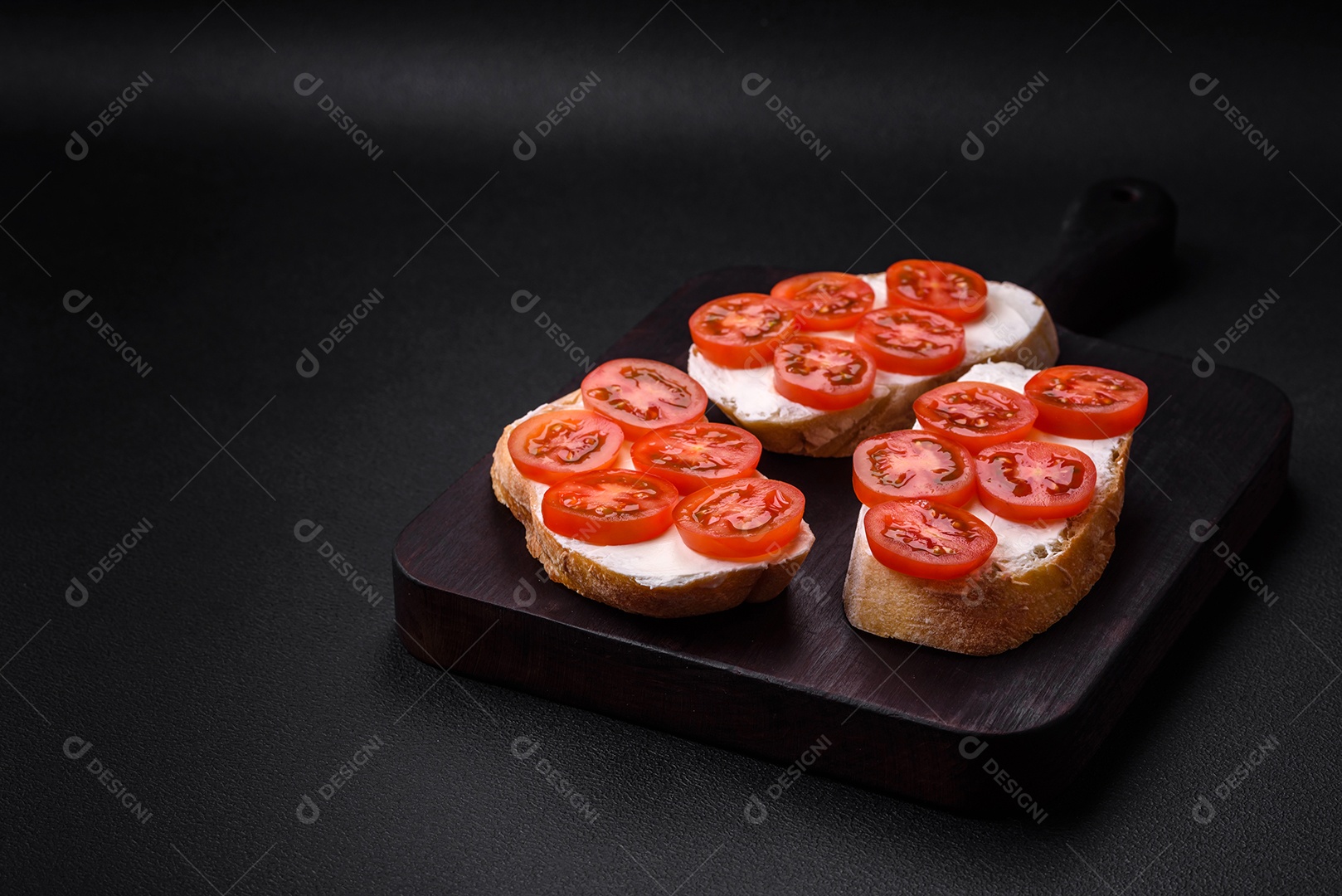 Deliciosa torrada grelhada crocante com queijo e tomate cereja em um fundo escuro de concreto