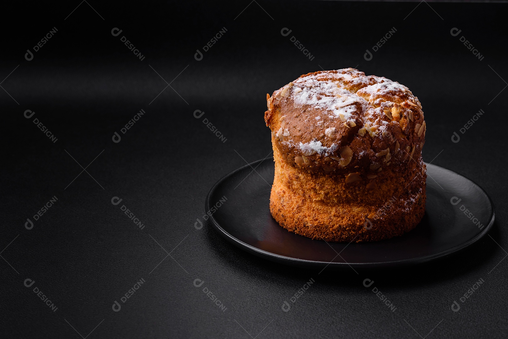Delicioso bolo de Páscoa fresco com frutas e passas em um fundo escuro de concreto