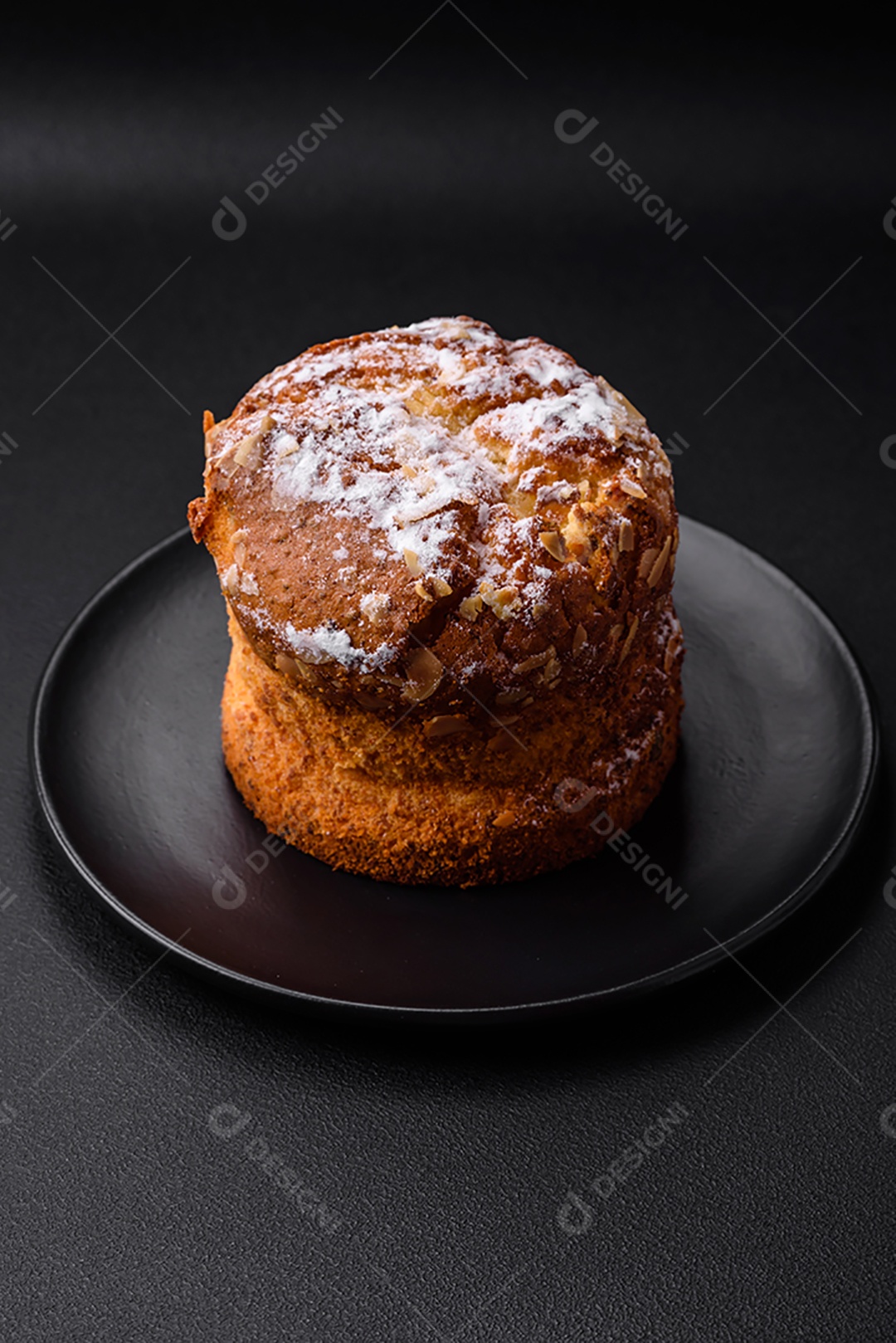 Delicioso bolo de Páscoa fresco com frutas e passas em um fundo escuro de concreto