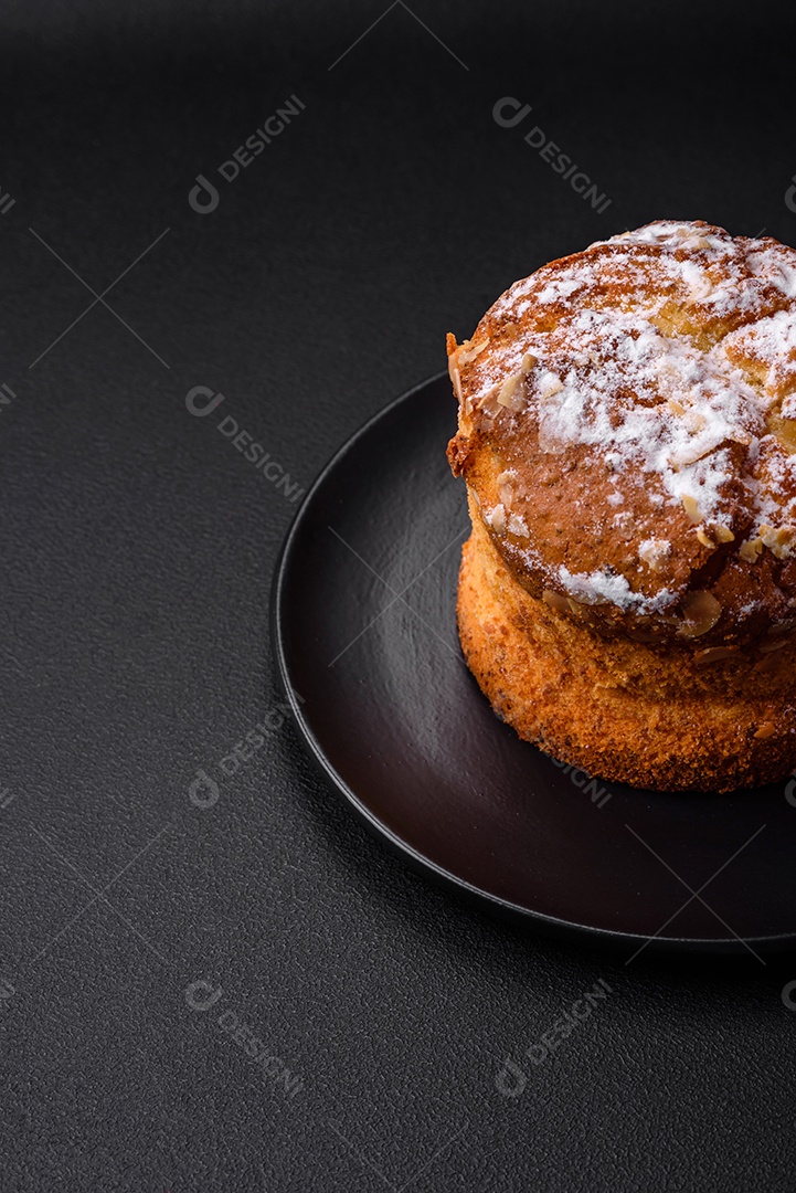 Delicioso bolo de Páscoa fresco com frutas e passas em um fundo escuro de concreto