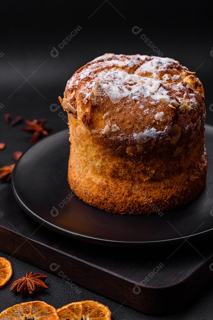 Delicioso bolo de Páscoa fresco com frutas e passas em um fundo escuro de concreto