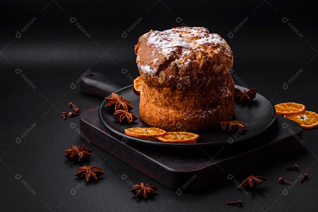 Delicioso bolo de Páscoa fresco com frutas e passas em um fundo escuro de concreto