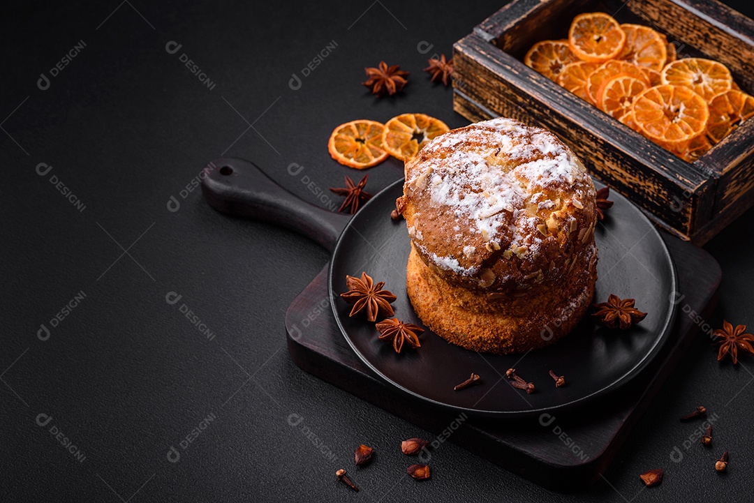 Delicioso bolo de Páscoa fresco com frutas e passas em um fundo escuro de concreto