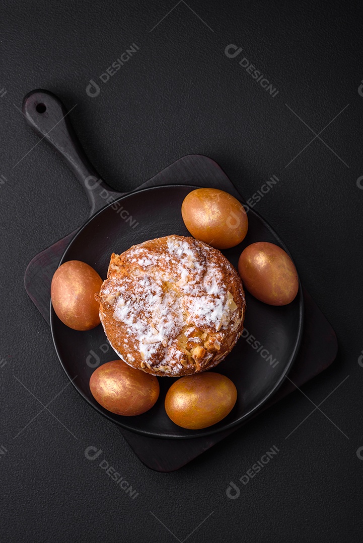 Delicioso bolo de Páscoa fresco com frutas e passas em um fundo escuro de concreto