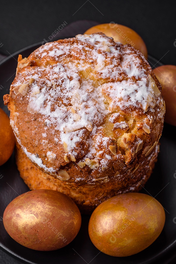 Delicioso bolo de Páscoa fresco com frutas e passas em um fundo escuro de concreto