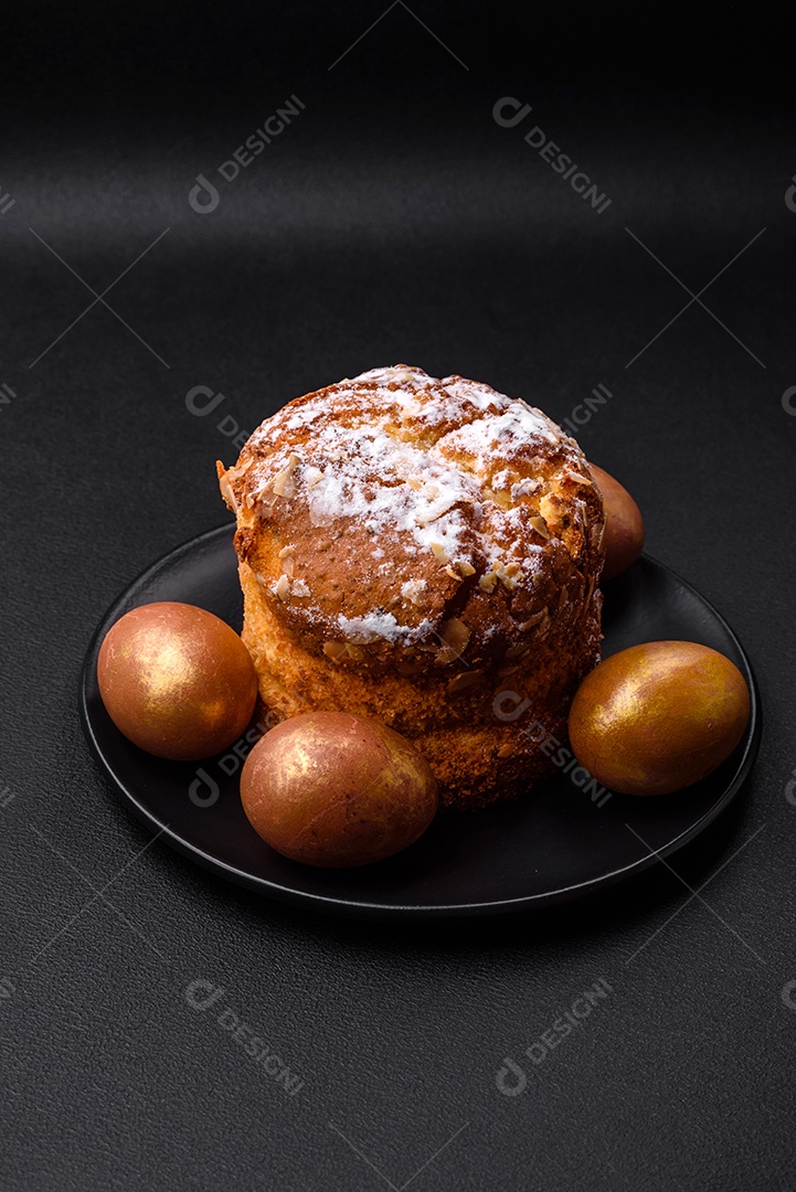 Deliciosas pernas de frango grelhado com especiarias e ervas em molho teriyaki sobre um fundo escuro de concreto