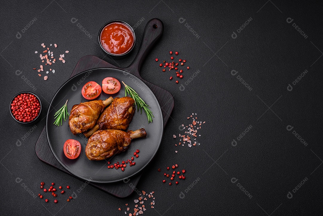 Deliciosas batatas assadas com casca com alecrim e especiarias sobre um fundo escuro de concreto