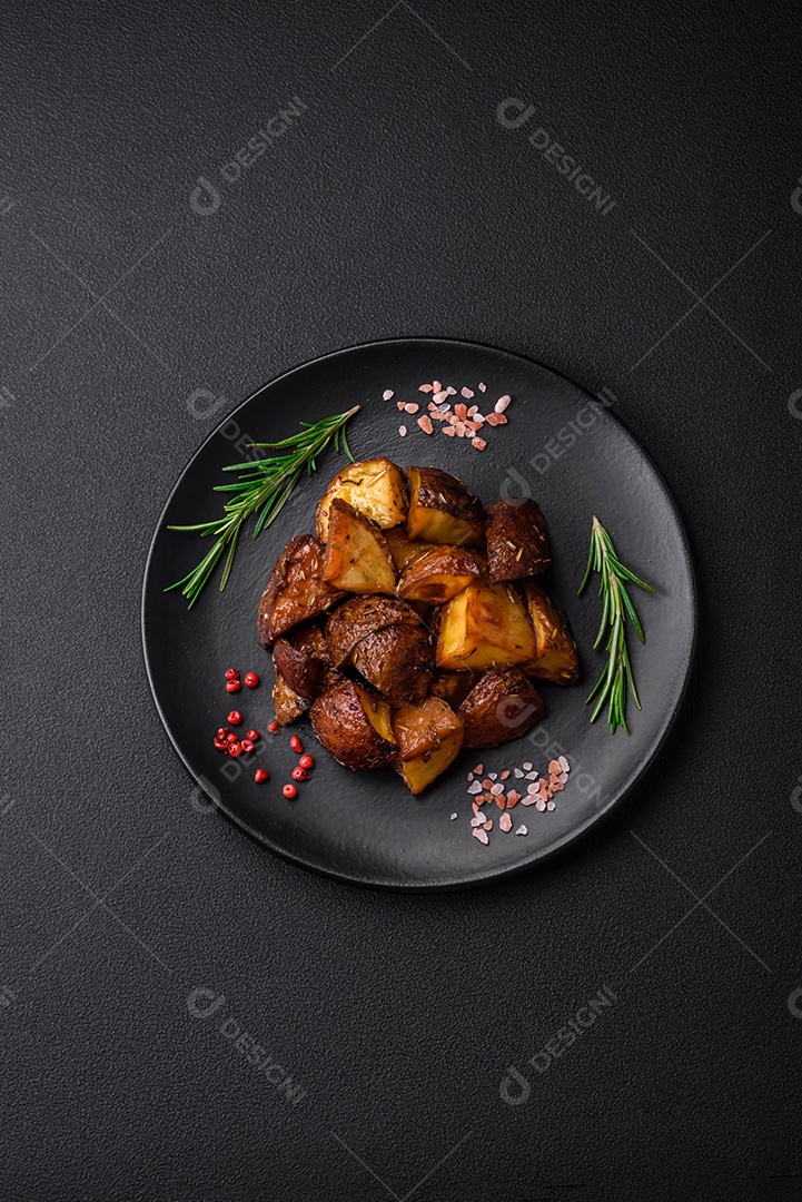 Deliciosas pernas de frango grelhado com especiarias e ervas em molho teriyaki sobre um fundo escuro de concreto