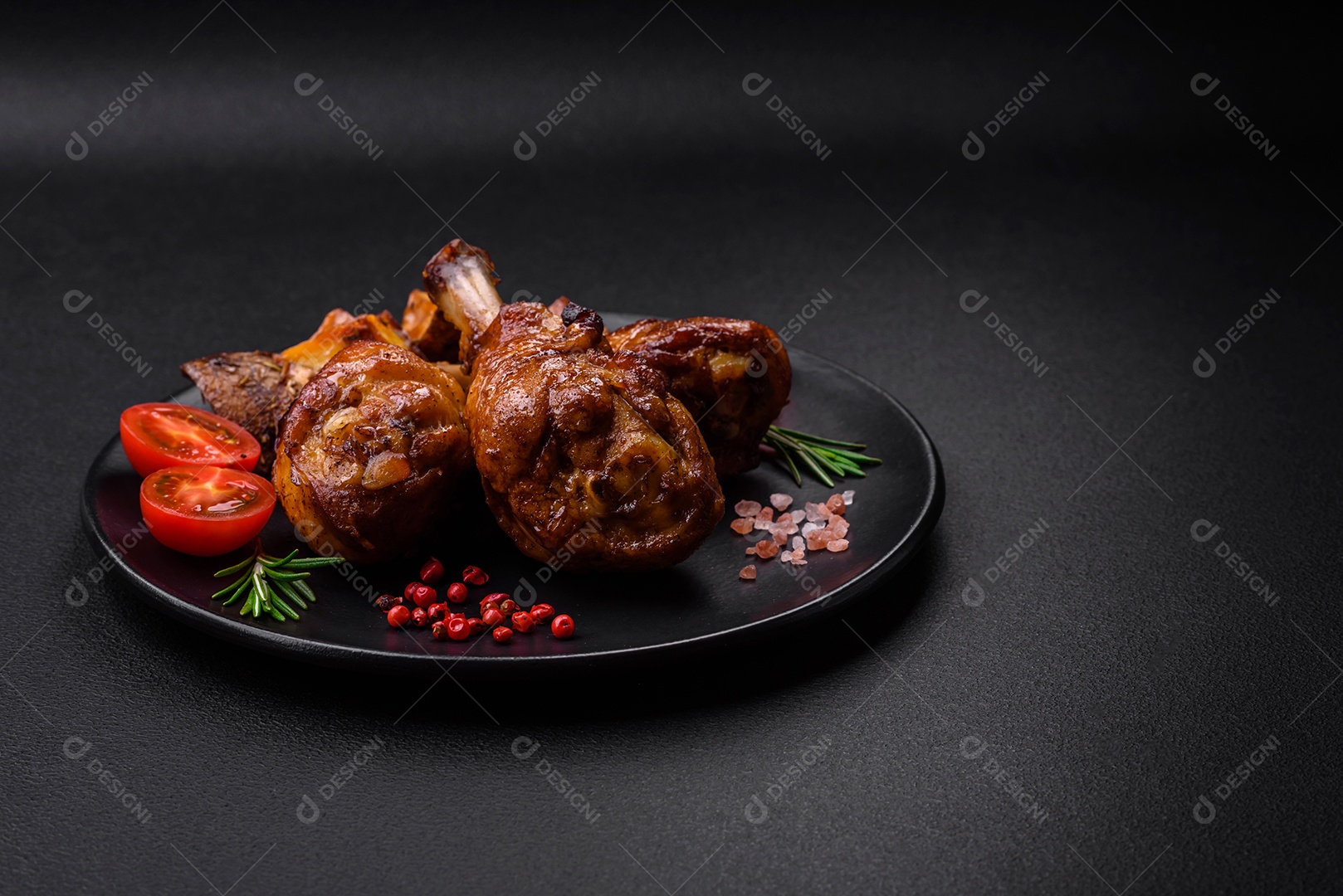 Deliciosas pernas de frango grelhado com especiarias e ervas em molho teriyaki sobre um fundo escuro de concreto