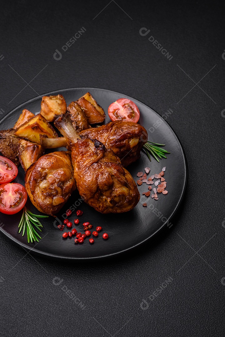 Deliciosas pernas de frango grelhado com especiarias e ervas em molho teriyaki sobre um fundo escuro de concreto