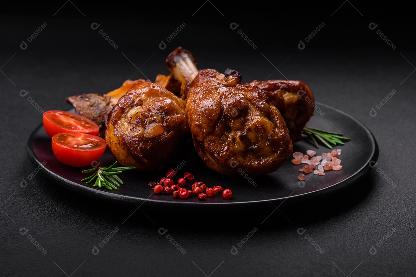 Deliciosas pernas de frango grelhado com especiarias e ervas em molho teriyaki sobre um fundo escuro de concreto