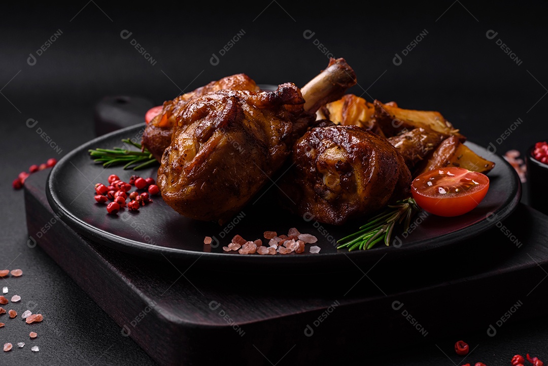 Deliciosas pernas de frango grelhado com especiarias e ervas em molho teriyaki sobre um fundo escuro de concreto