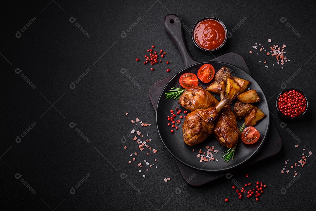 Deliciosas pernas de frango grelhado com especiarias e ervas em molho teriyaki sobre um fundo escuro de concreto