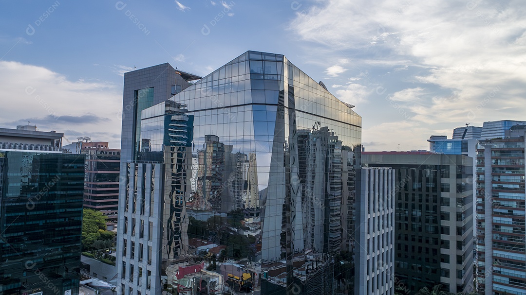 Vista aérea da Avenida Brigadeiro Faria Lima, Itaim Bibi. Edifícios comerciais icônicos ao fundo. Com vidro espelhado.