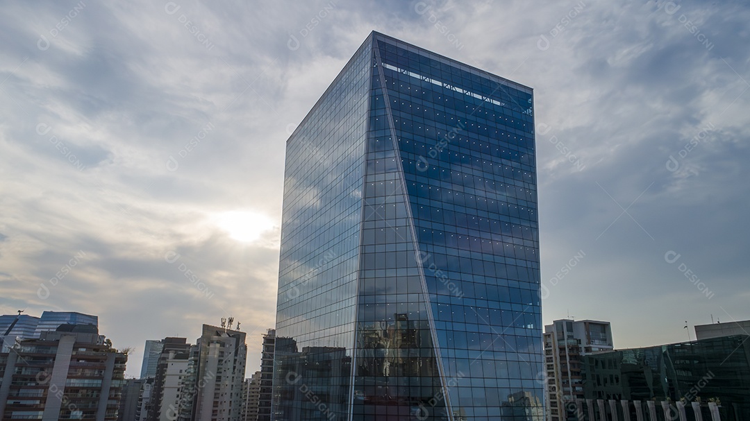 Vista aérea da Avenida Brigadeiro Faria Lima, Itaim Bibi. Edifícios comerciais icônicos ao fundo. Com vidro espelhado.