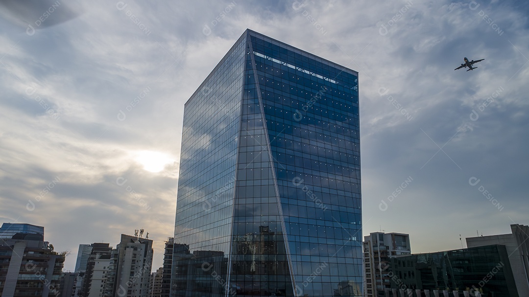 Vista aérea da Avenida Brigadeiro Faria Lima, Itaim Bibi. Edifícios comerciais icônicos ao fundo. Com vidro espelhado.