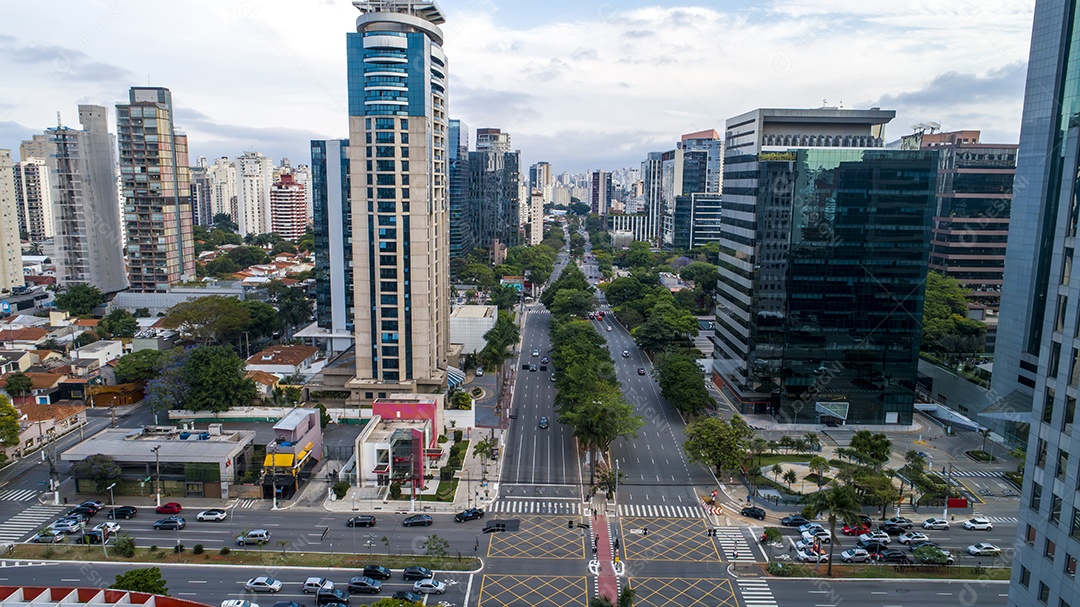 Vista aérea da Avenida Brigadeiro Faria Lima, Itaim Bibi. Edifícios comerciais icônicos ao fundo. Com vidro espelhado.
