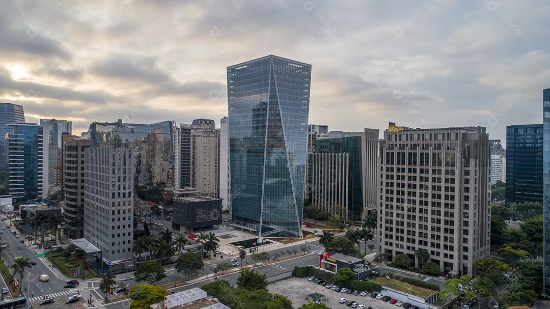 Vista aérea da Avenida Brigadeiro Faria Lima, Itaim Bibi. Edifícios comerciais icônicos ao fundo. Com vidro espelhado.