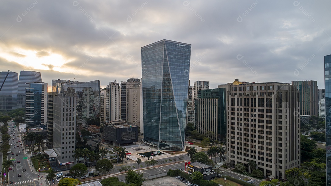 Vista aérea da Avenida Brigadeiro Faria Lima, Itaim Bibi. Edifícios comerciais icônicos ao fundo. Com vidro espelhado.