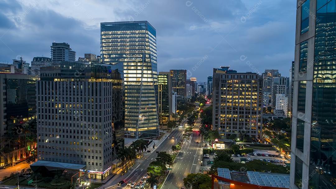 Vista aérea da Avenida Brigadeiro Faria Lima, Itaim Bibi. Edifícios comerciais icônicos ao fundo. Com vidro espelhado.