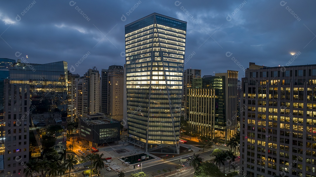 Vista aérea da Avenida Brigadeiro Faria Lima, Itaim Bibi. Edifícios comerciais icônicos ao fundo. Com vidro espelhado.