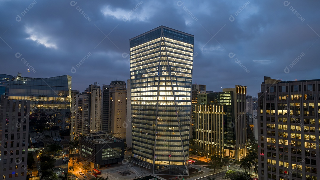 Vista aérea da Avenida Brigadeiro Faria Lima, Itaim Bibi. Edifícios comerciais icônicos ao fundo. Com vidro espelhado.