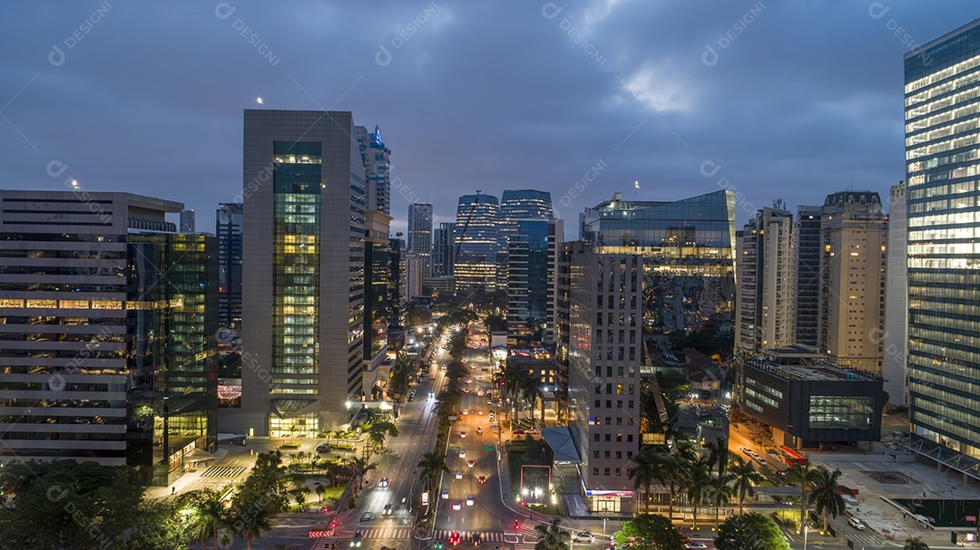 Vista aérea da Avenida Brigadeiro Faria Lima, Itaim Bibi. Edifícios comerciais icônicos ao fundo. Com vidro espelhado.