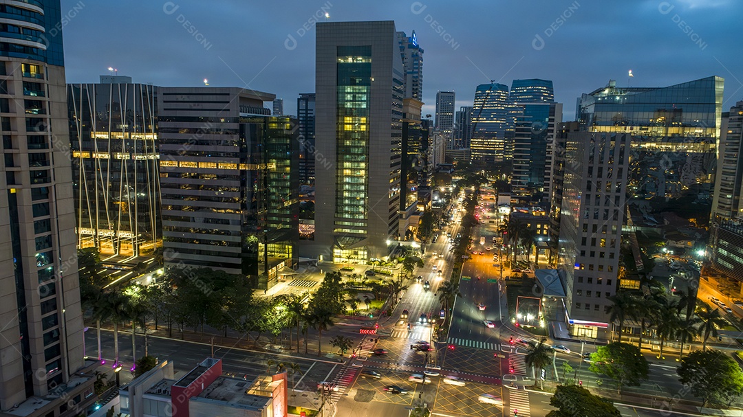 Vista aérea da Avenida Brigadeiro Faria Lima, Itaim Bibi. Edifícios comerciais icônicos ao fundo. Com vidro espelhado.