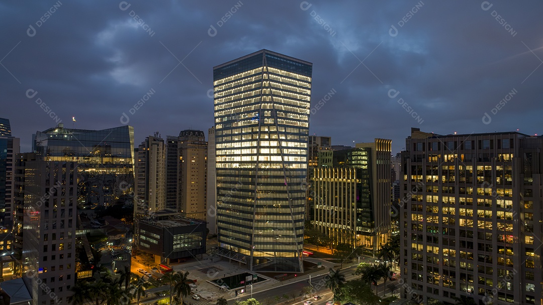 Vista aérea da Avenida Brigadeiro Faria Lima, Itaim Bibi. Edifícios comerciais icônicos ao fundo. Com vidro espelhado.