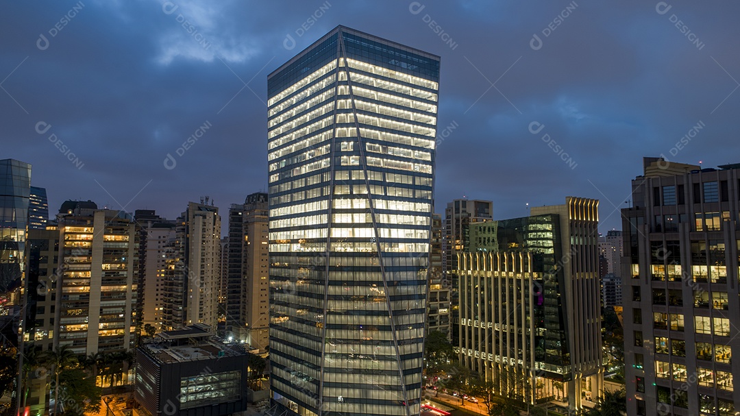 Vista aérea da Avenida Brigadeiro Faria Lima, Itaim Bibi. Edifícios comerciais icônicos ao fundo. Com vidro espelhado.