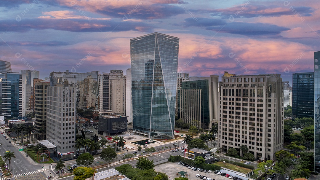 Vista aérea da Avenida Brigadeiro Faria Lima, Itaim Bibi. Edifícios comerciais icônicos ao fundo. Com vidro espelhado.