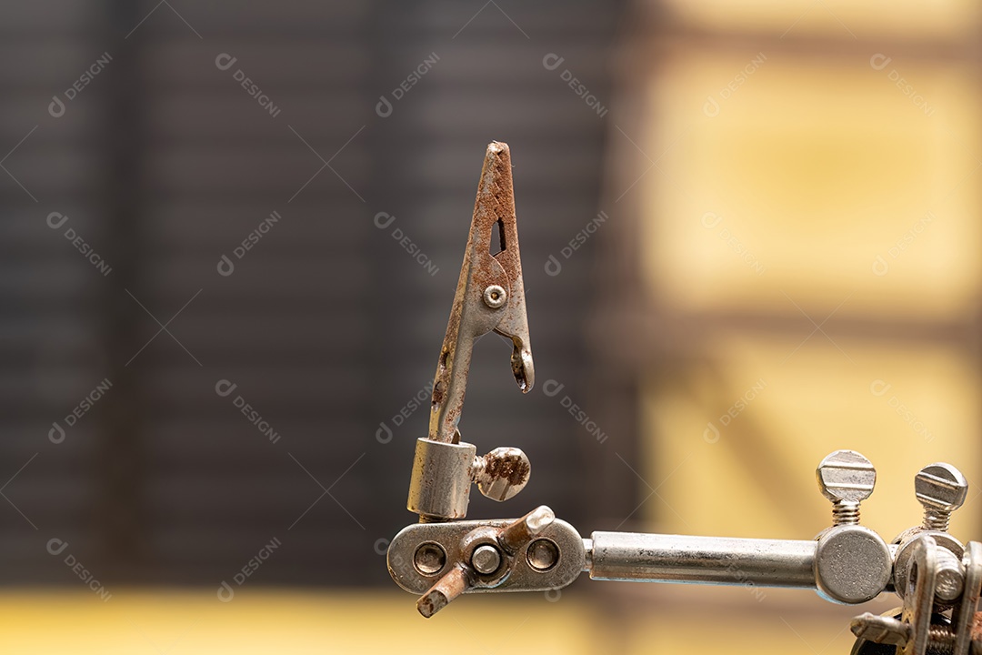 Peça de suporte de metal com garras com um pouco de oxidação no aço