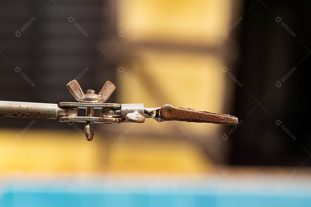 Peça de suporte de metal com garras com um pouco de oxidação no aço