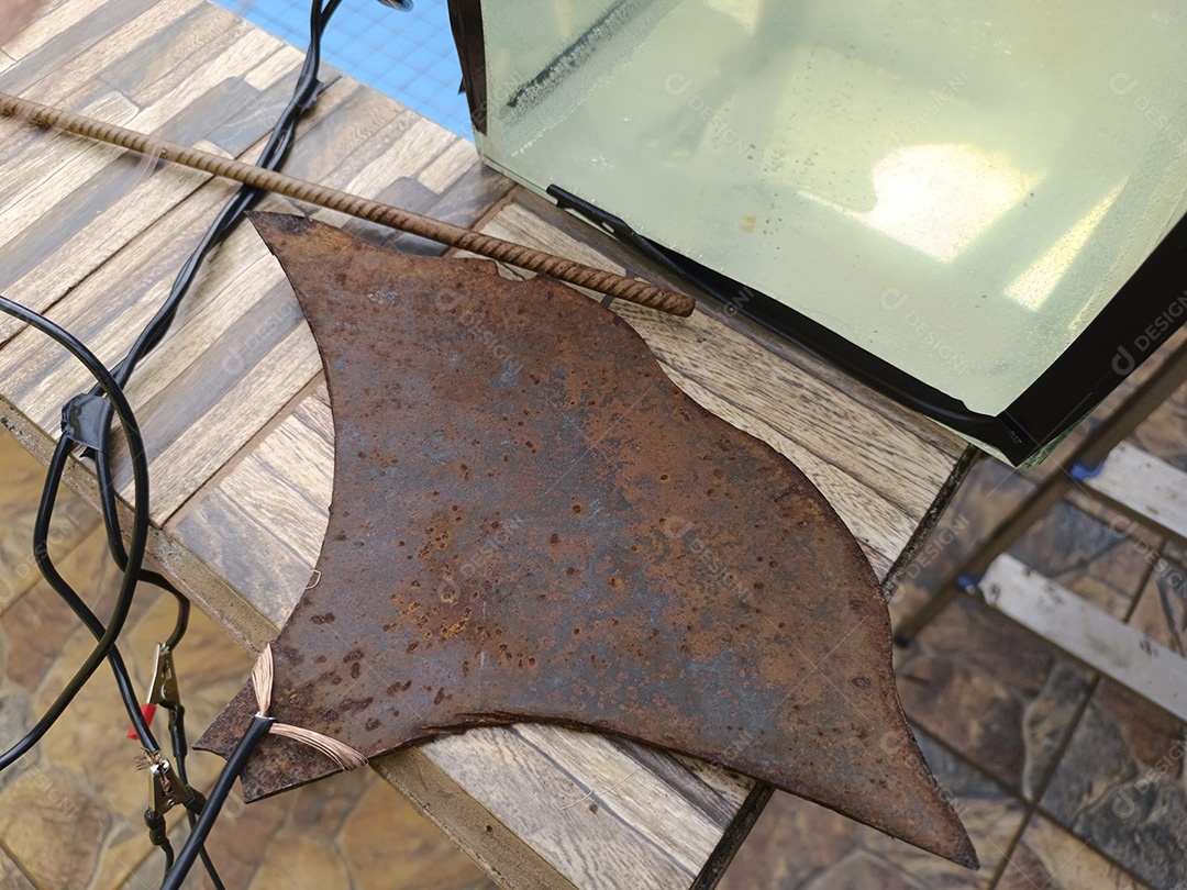 Pedaço de aço cortado do disco de arado preparado para ser usado em experimento de eletrólise em aquário