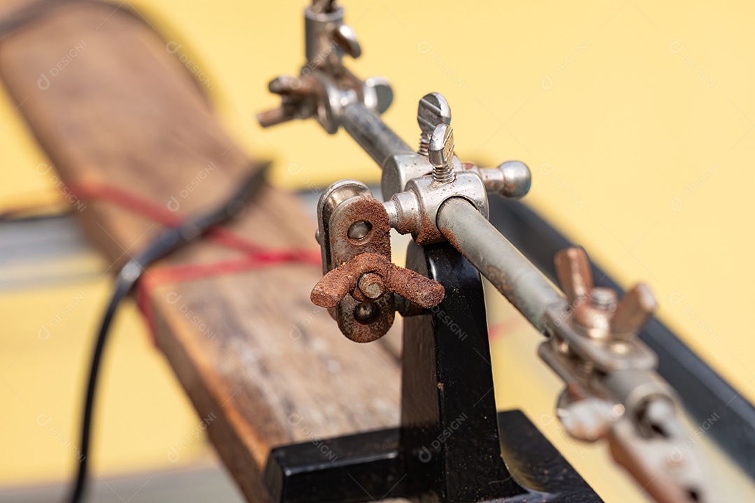 Peça de suporte de metal com garras com um pouco de oxidação no aço