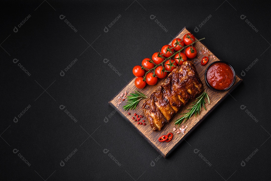 Deliciosas pernas de frango grelhado com especiarias e ervas em molho teriyaki sobre um fundo escuro de concreto