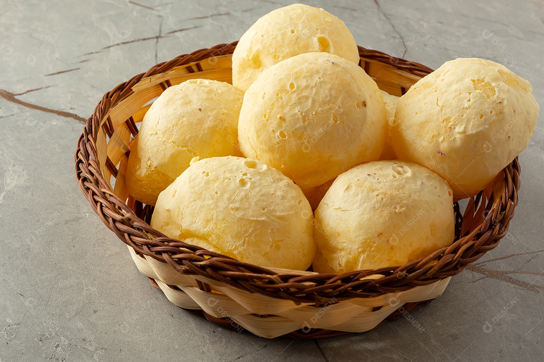 Pão de queijo, comida tradicional brasileira também conhecida como pão de queijo ou pãezinhos de queijo