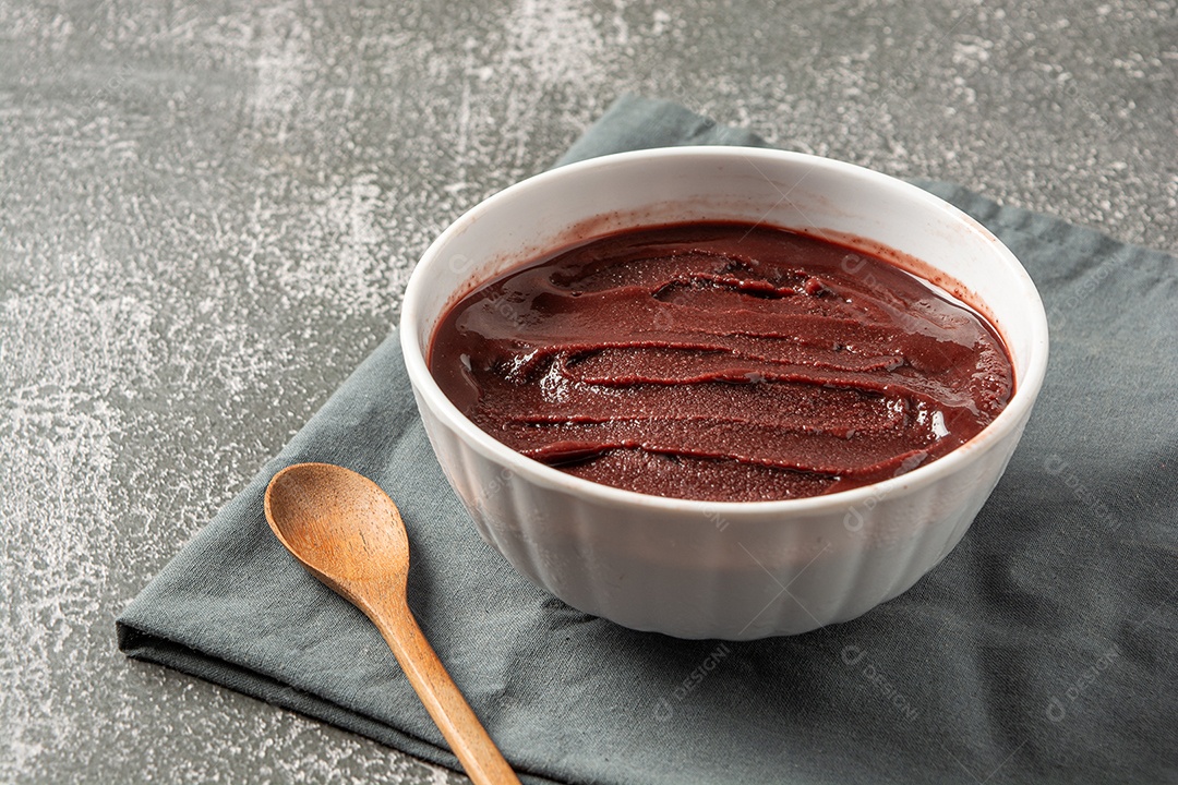 Açaí em um copo plástico sobre uma mesa de madeira. pronto para entrega