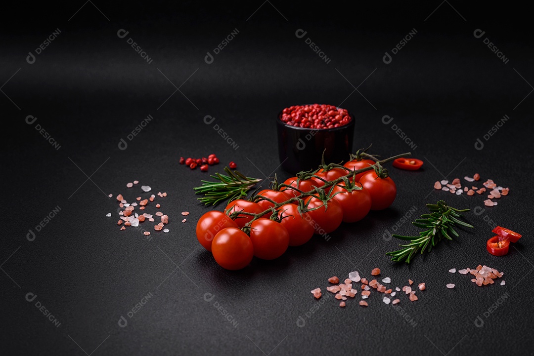 Deliciosos tomates cereja frescos em um galho em um fundo escuro de concreto. Cozinha vegetariana