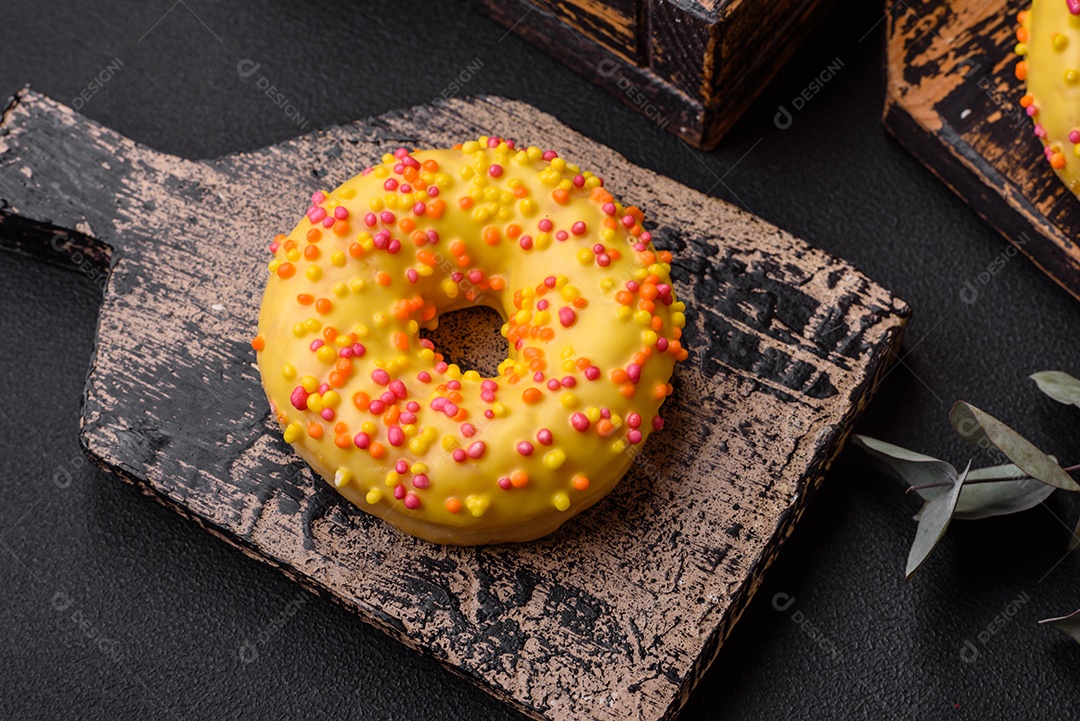 Deliciosos donuts frescos em esmalte amarelo com recheio de sabor de limão em fundo de concreto texturizado