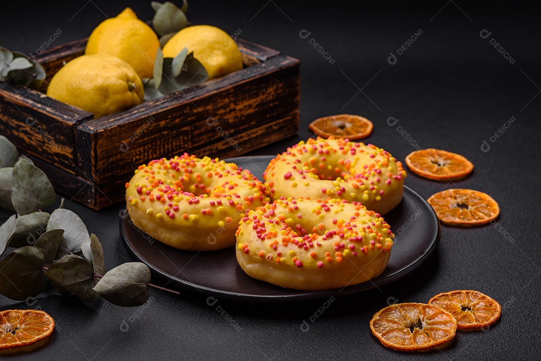 Deliciosos donuts frescos em esmalte amarelo com recheio de sabor de limão em fundo de concreto texturizado