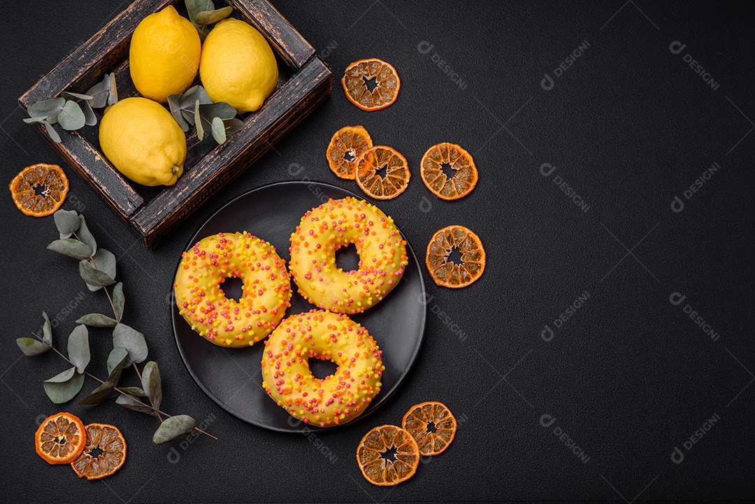 Deliciosos donuts frescos em esmalte amarelo com recheio de sabor de limão em fundo de concreto texturizado